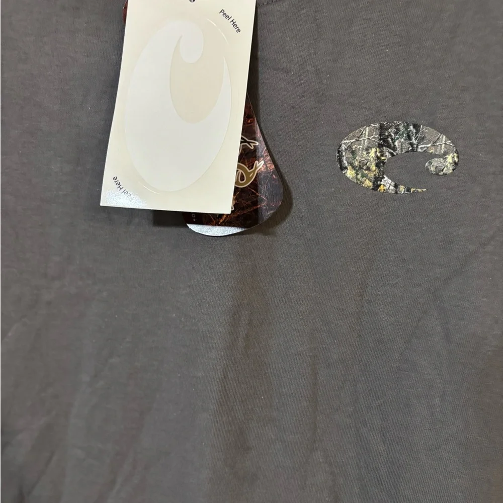 🆕 Costa Del Mar Camo Logo Graphic Tee Men’s Gray Short Sleeve Shirt & Logo Decal